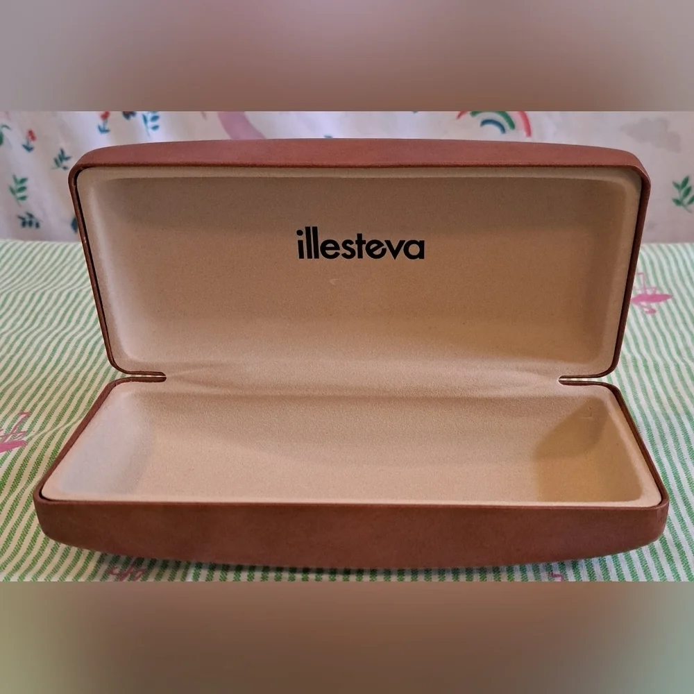 NWOT Illesteva Tan Leather Eye Glasses Sunglass Hard Clam Shell Travel Case
